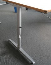 Skrivebord i lys grå HPL, forkant i lakkert MDF fra Edsbyn, 200x90cm, mavebue, pent brukt