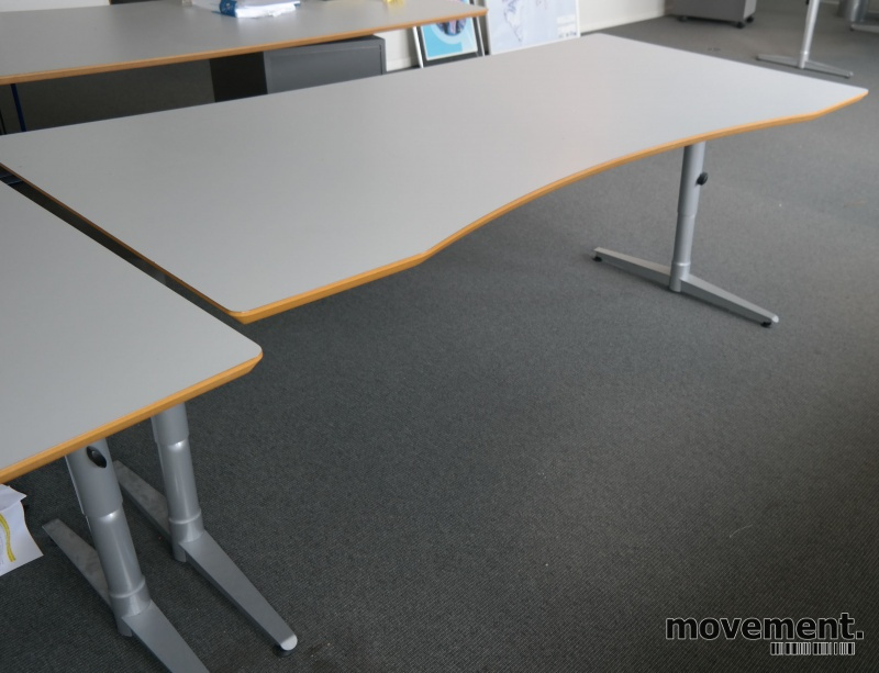 Solgt!Skrivebord i lys grå HPL, forkant i - 2 / 3