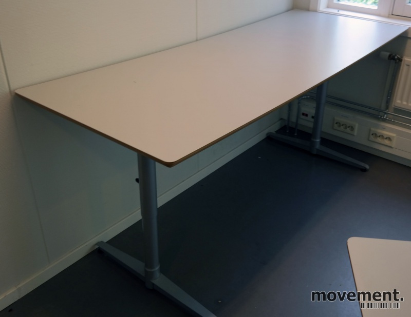 Solgt!Skrivebord i lys grå HPL, forkant i - 1 / 2