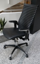 HÅG H09 Excellence 9320 kontorstol i sort skinn og krom, pent brukt