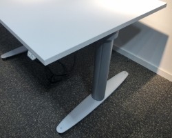 Kinnarps T-serie kompakt elektrisk hevsenk skrivebord 100x80cm i hvitt, pent brukt understell med ny plate