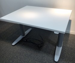 Kinnarps T-serie kompakt elektrisk hevsenk skrivebord 100x80cm i hvitt, pent brukt understell med ny plate