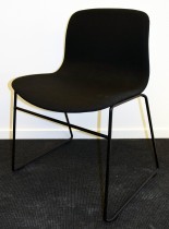 Konferansestol fra Hay, modell AAC (About a chair) i gråsort remix, vanger i sort, pent brukt