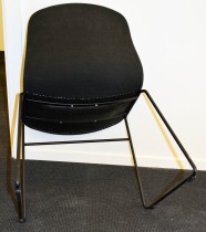 Konferansestol fra Hay, modell AAC (About a chair) i gråsort remix, vanger i sort, pent brukt