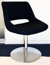 Loungestol fra Martela, Kilta Mini med sort stoff/krom søylefot, Design: Olli Mannermaa, pent brukt