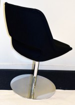 Loungestol fra Martela, Kilta Mini med sort stoff/krom søylefot, Design: Olli Mannermaa, pent brukt