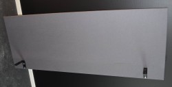 Bordskillevegg i grått stoff fra Ragnars, 160x60cm, pent brukt