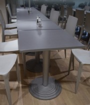 Lite, kvadratisk kantinebord / loungebord, 60x60cm grå laminatplate, grå fot, 73cm høyde, pent brukt