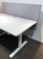 Skrivebord med elektrisk hevsenk i hvitt fra Horreds, 140x80cm, skillevegg i grått stoff, pent brukt