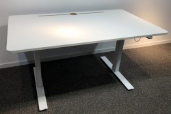 Skrivebord med elektrisk hevsenk i hvitt fra Horreds, 140x80cm, pent brukt