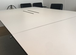 Møtebord i hvitt med sort kant / krom fra Ragnars, 300x120cm, kabelluke, passer 10-12 personer, pent brukt