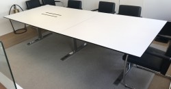 Møtebord i hvitt med sort kant / krom fra Ragnars, 300x120cm, kabelluke, passer 10-12 personer, pent brukt