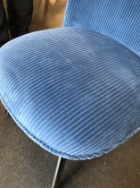 Loungestol / lenestol i blått stoff / sorte ben fra Normann Copenhagen, modell Ace, pent brukt