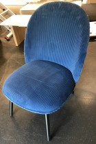 Loungestol / lenestol i blått stoff / sorte ben fra Normann Copenhagen, modell Ace, pent brukt