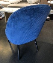 Loungestol / lenestol i blått stoff / sorte ben fra Normann Copenhagen, modell Ace, pent brukt