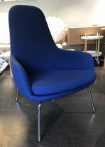 Loungestol / lenestol i blått stoff / krom ben fra Normann Copenhagen, modell Era, pent brukt