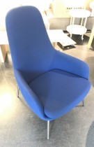 Loungestol / lenestol i blått stoff / krom ben fra Normann Copenhagen, modell Era, pent brukt
