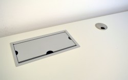 Stort skrivebord med elektrisk hevsenk i lys grå / sort fra Linak, 200x100cm med magebue, pent brukt