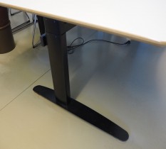 Stort skrivebord med elektrisk hevsenk i lys grå / sort fra Linak, 200x100cm med magebue, avrundet fot, pent brukt