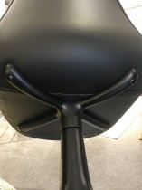 Konferansestol / møteromsstol i sort skinn / sort fra Normann Copenhagen, modell Form Swing, pent brukt