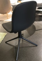 Konferansestol / møteromsstol i sort skinn / sort fra Normann Copenhagen, modell Form Swing, pent brukt
