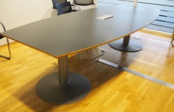 Møtebord i grått fra EFG, 280x120cm, passer 8-10 personer, pent brukt