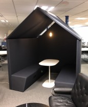 Götessons The Hut møterom / rom i rommet, blått stoff, 2 sofaer med strømuttak, lampe, pent brukt