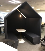 Götessons The Hut møterom / rom i rommet, blått stoff, 2 sofaer med strømuttak, lampe, pent brukt
