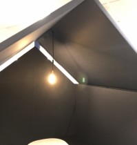 Götessons The Hut møterom / rom i rommet, blått stoff, 2 sofaer med strømuttak, lampe, pent brukt