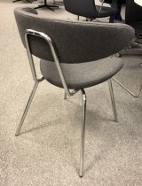 Konferansestol / besøksstol i gråmelert ullstoff / krom fra Mitab, modell Ving, design: Jurij Rahimkulov, NYTRUKKET