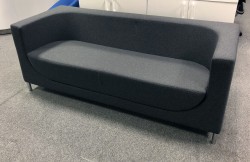 Swedese loungesofa i nytrukket i gråmelert stoff, 3seter, modell Berliner, 180cm bredde, NYTRUKKET