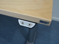 Kinnarps elektrisk hevsenk hjørneløsning skrivebord i bjerk, 180x180cm, sving på venstre side, T-serie, pent brukt