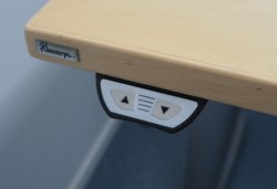 Kinnarps elektrisk hevsenk hjørneløsning skrivebord i bjerk, 180x180cm, sving på høyre side, T-serie, pent brukt