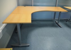 Kinnarps hjørneløsning skrivebord i bøk, venstreløsning, 200x180cm, T-serie, pent brukt