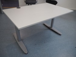 Kinnarps T-serie skrivebord i lys grå, 120x80cm, pent brukt