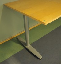 Kinnarps T-serie skrivebord i bjerk, 200x90cm med mavebue, pent brukt