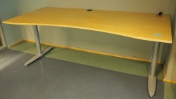 Kinnarps T-serie skrivebord i bjerk, 200x90cm med mavebue, pent brukt