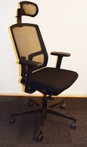 EFG One Sync kontorstol i sort stoff / rygg i sort mesh, nakkepute og armlene, pent brukt