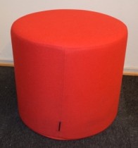 Sittepuff i rødt stoff fra Softline, Drum-serie, Ø=45cm H=40cm, pent brukt