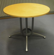 Rundt møtebord / kantinebord i bjerk / grå fra Kinnarps, modell Asto, Ø=90cm, H=73cm, pent brukt