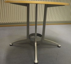 Rundt møtebord / kantinebord i bjerk / grå fra Kinnarps, modell Asto, Ø=90cm, H=73cm, pent brukt