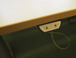 Kinnarps elektrisk hevsenk hjørneløsning skrivebord i bjerk, 260x200cm, sving på venstre side, T-serie, pent brukt