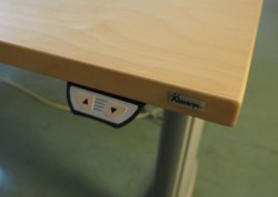 Kinnarps elektrisk hevsenk hjørneløsning skrivebord i bjerk, 200x240cm, sving på venstre side, T-serie, pent brukt