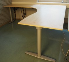 Kinnarps elektrisk hevsenk hjørneløsning skrivebord i bjerk, 200x240cm, sving på venstre side, T-serie, pent brukt