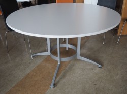Rundt møtebord / konferansebord / kantinebord i hvitt / grått fra Kinnarps, modell Asto, Ø=130cm, pent brukt
