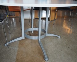 Rundt møtebord / konferansebord / kantinebord i hvitt / grått fra Kinnarps, modell Asto, Ø=130cm, pent brukt