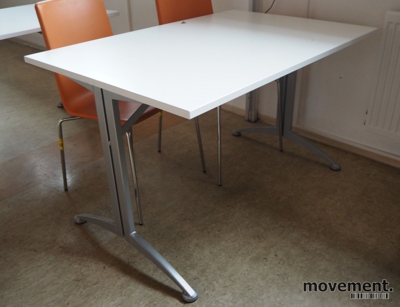 Solgt!Kinnarps skrivebord / kantinebord i - 1 / 3