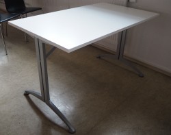 Kinnarps skrivebord / kantinebord i hvitt / grått, 120x70cm, pent brukt