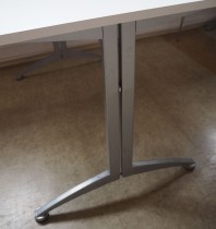 Kinnarps skrivebord / kantinebord i hvitt / grått, 120x70cm, pent brukt
