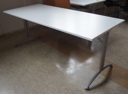 Kinnarps skrivebord / kantinebord i hvitt / grått, 180x80cm, pent brukt